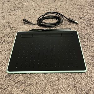 Wacom Intuos Tablet - Black with Pistachio accent